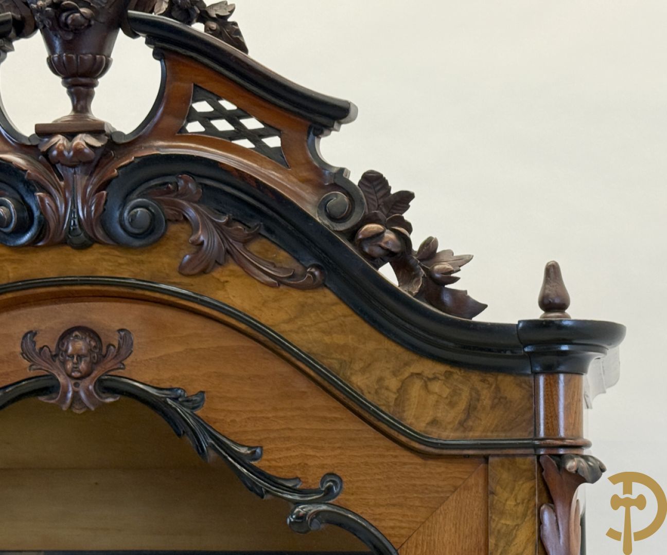 Franse notelaren vitrine met Louis XV motieven en fruitranken, bovenaan bezet met amfoor, 19e