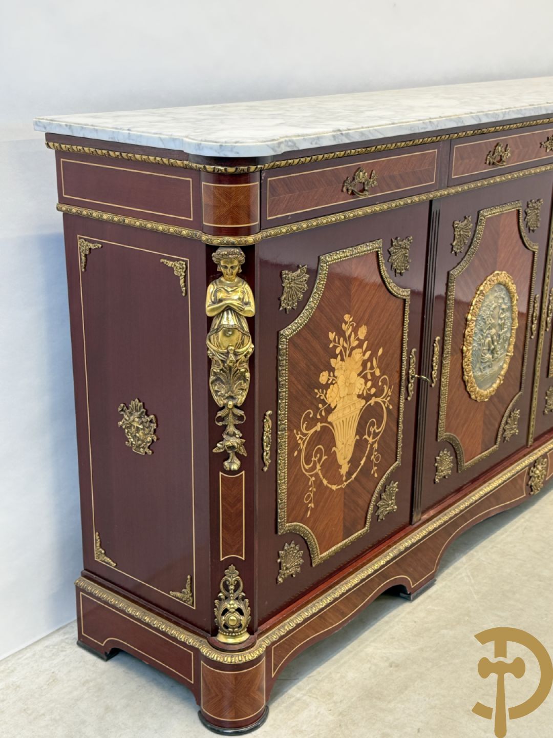 Notelaren vierdeursdressoir met 3 laden, gemarketteerde bloementaferelen en ovale bronzen plakkettes - zijdelings met damesfiguren - bovenaan met wit marmeren blad