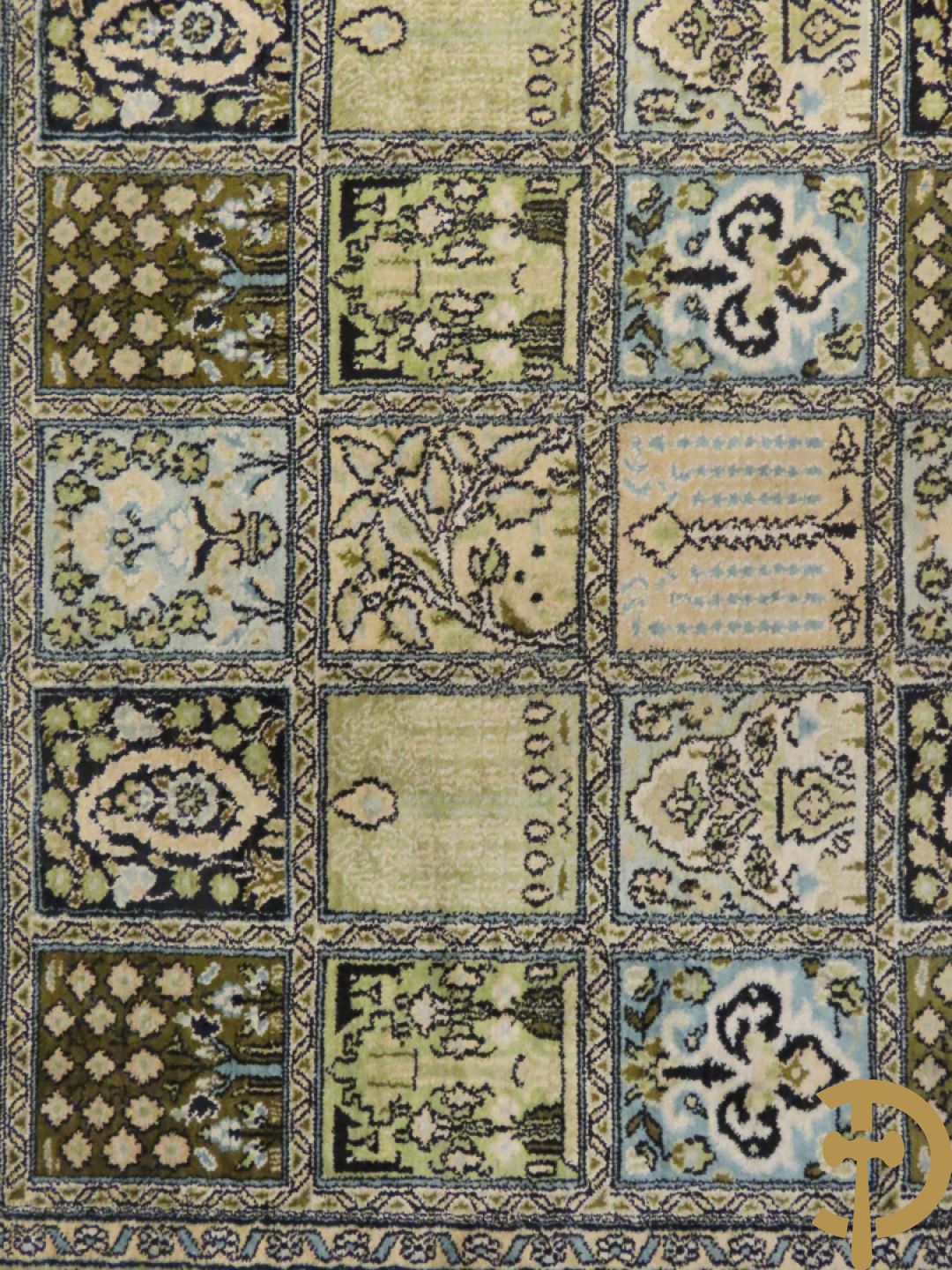 Oosters handgeknoopt tapijt zijde op katoen met patronen