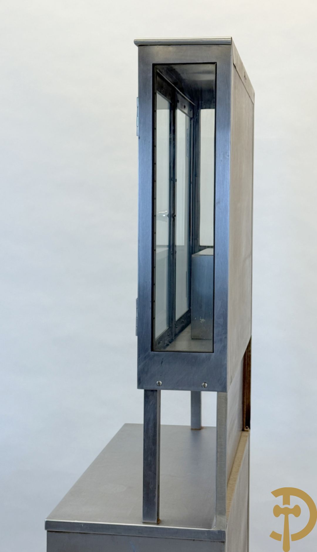 Design inox medisch kabinet, bovenaan met 2 beglaasde deuren, onderaan met deur en 3 lades, by Friedrich Schmitz, Germany