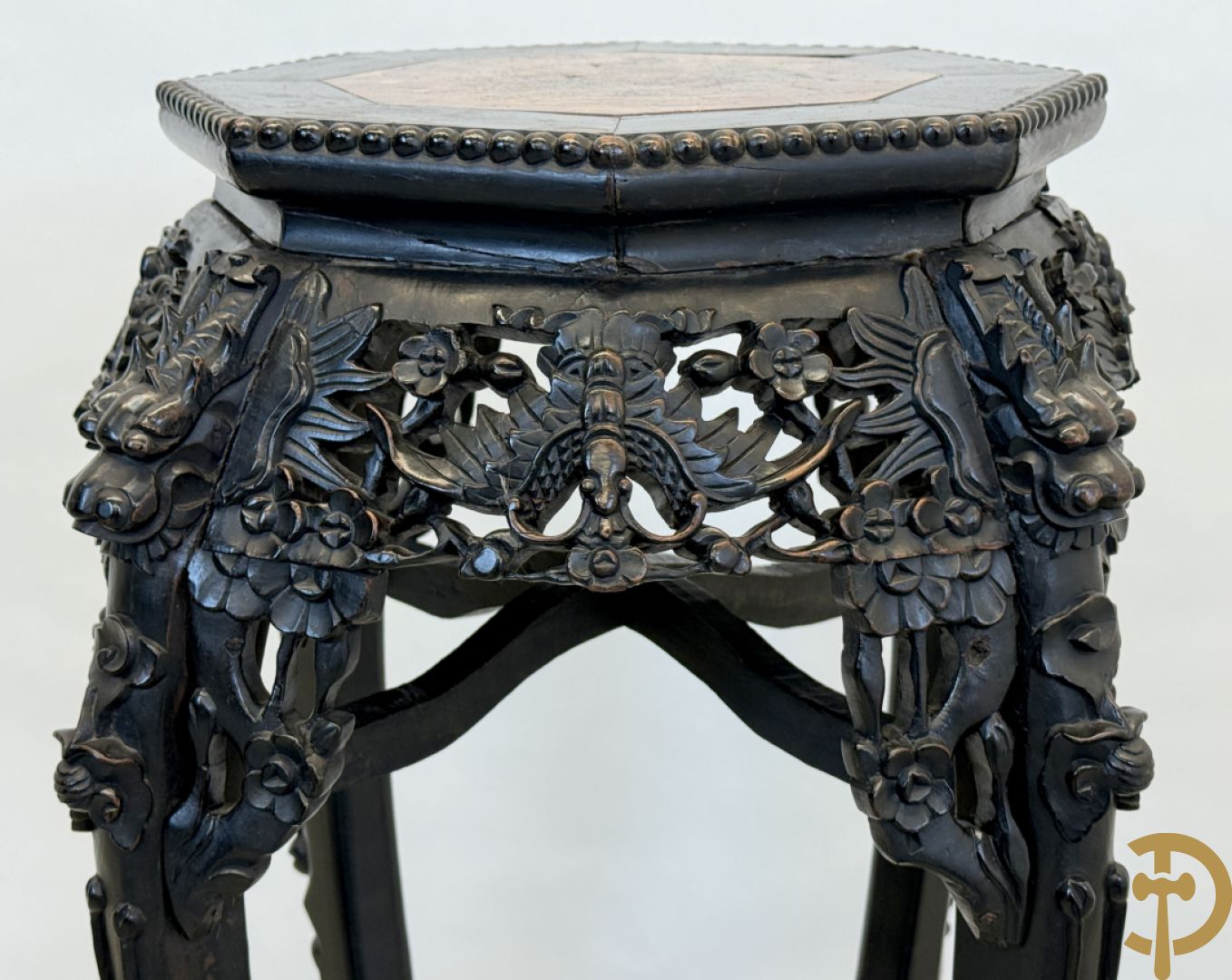 Hardhouten achthoekige rozehouten Chinese beeldenstaander met gesneden bloemenmotieven