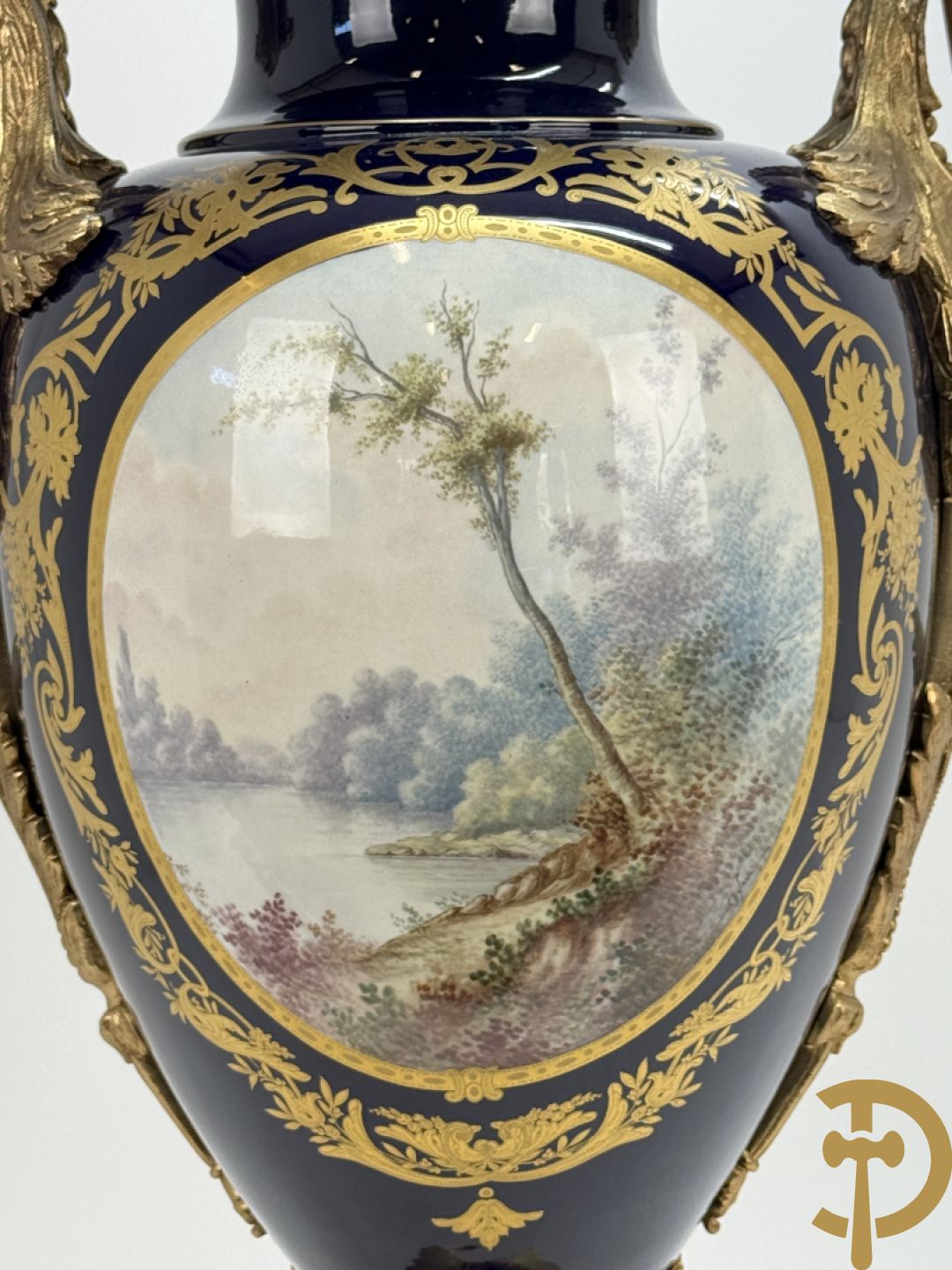 Vuurvergulde bronzen amfoorvaas met basrelief van dame en bezet met cupido