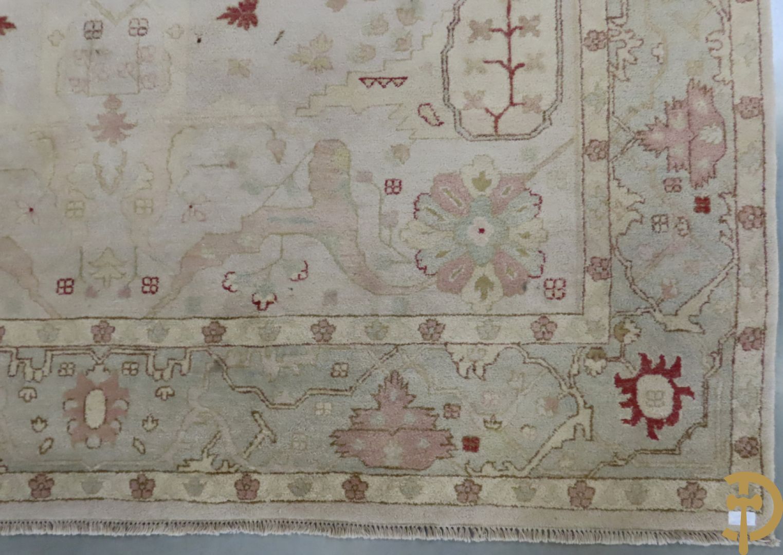 Oosters handgeknoopt tapijt met bloemenpatronen op beige fond, Oushak