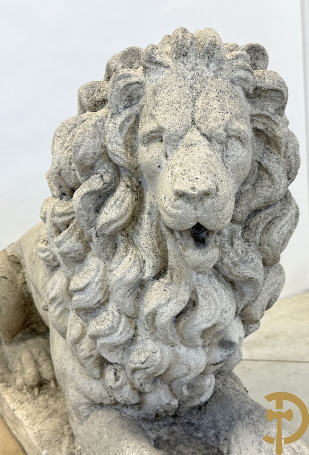 Paar betonnen tuinbeelden van leeuwen