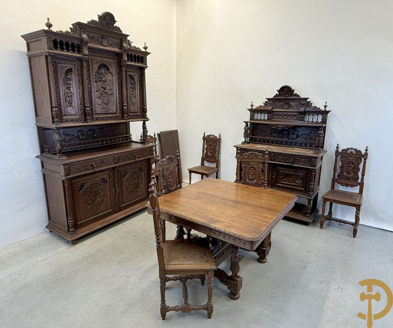 Massief eiken Bretoense eetkamer bestaande uit buffet met 3 deuren boven, 2 deuren onder, lades midden en gesculpteerde geanimeerde scènes + desserte + uittrekbare tafel + 6 stoelen + extra allonge