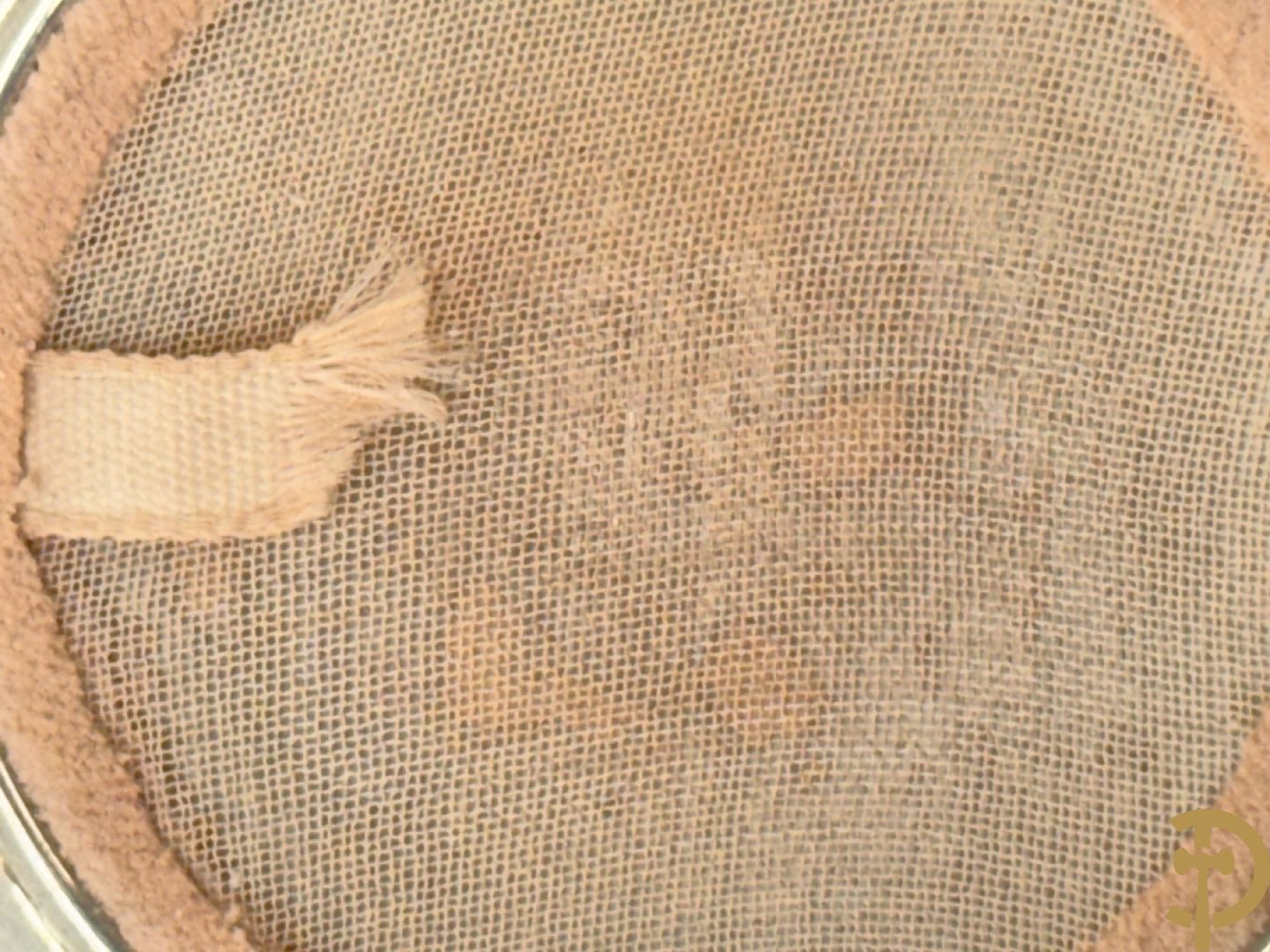 Massief zilveren sigarettenhouder bezet met email bovenaan, Engels gemerkt, in schrijn + massief zilveren poederdoos bezet met email in schrijn