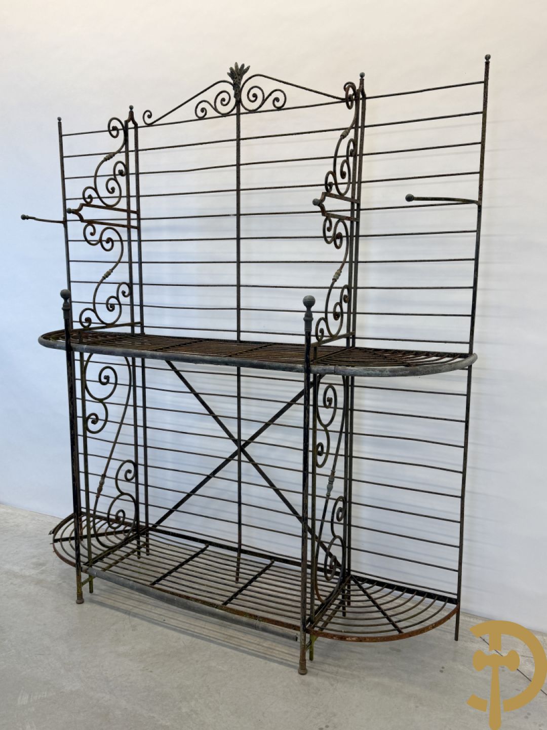 Ijzeren verweerd bakkersrek met afgeronde zijkanten