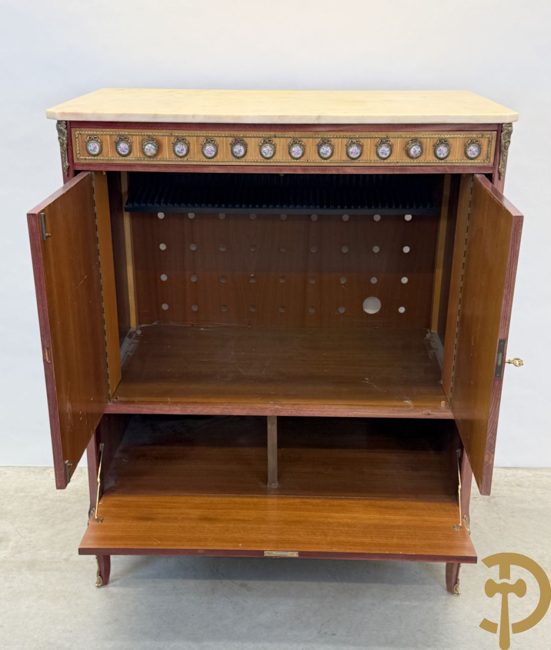 Notelaren TV/barmeubel bezet met bloemenmarquetterie en bronzen ornamenten met porseleinen plakkettes