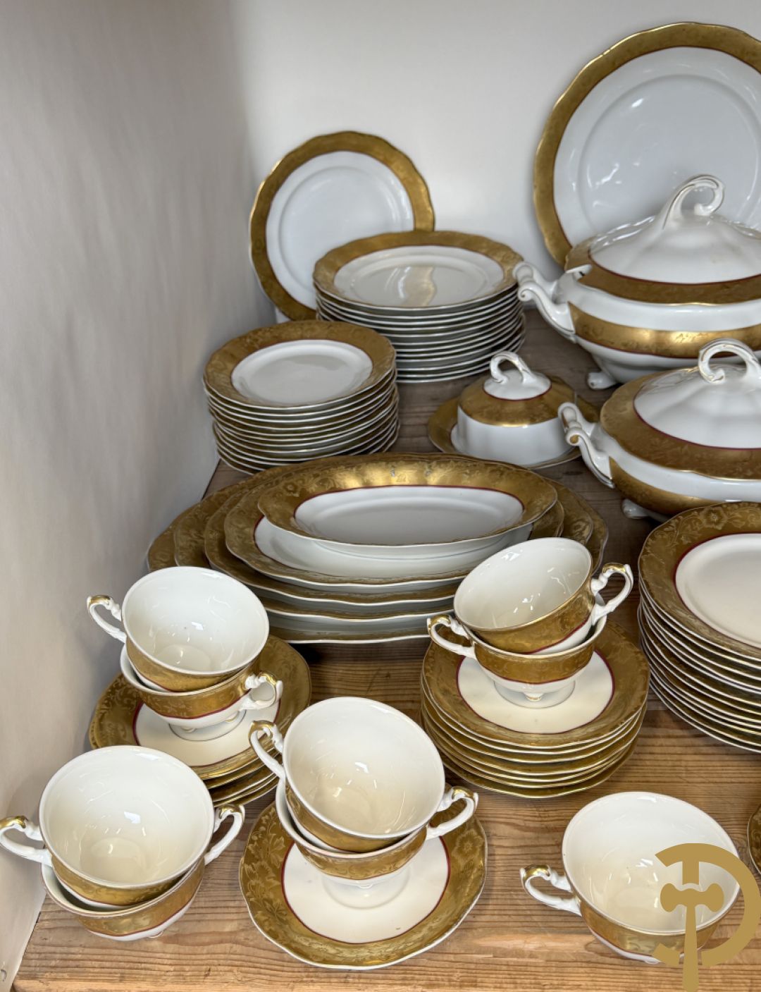 Verguld porseleinen servies met bloemenmotieven