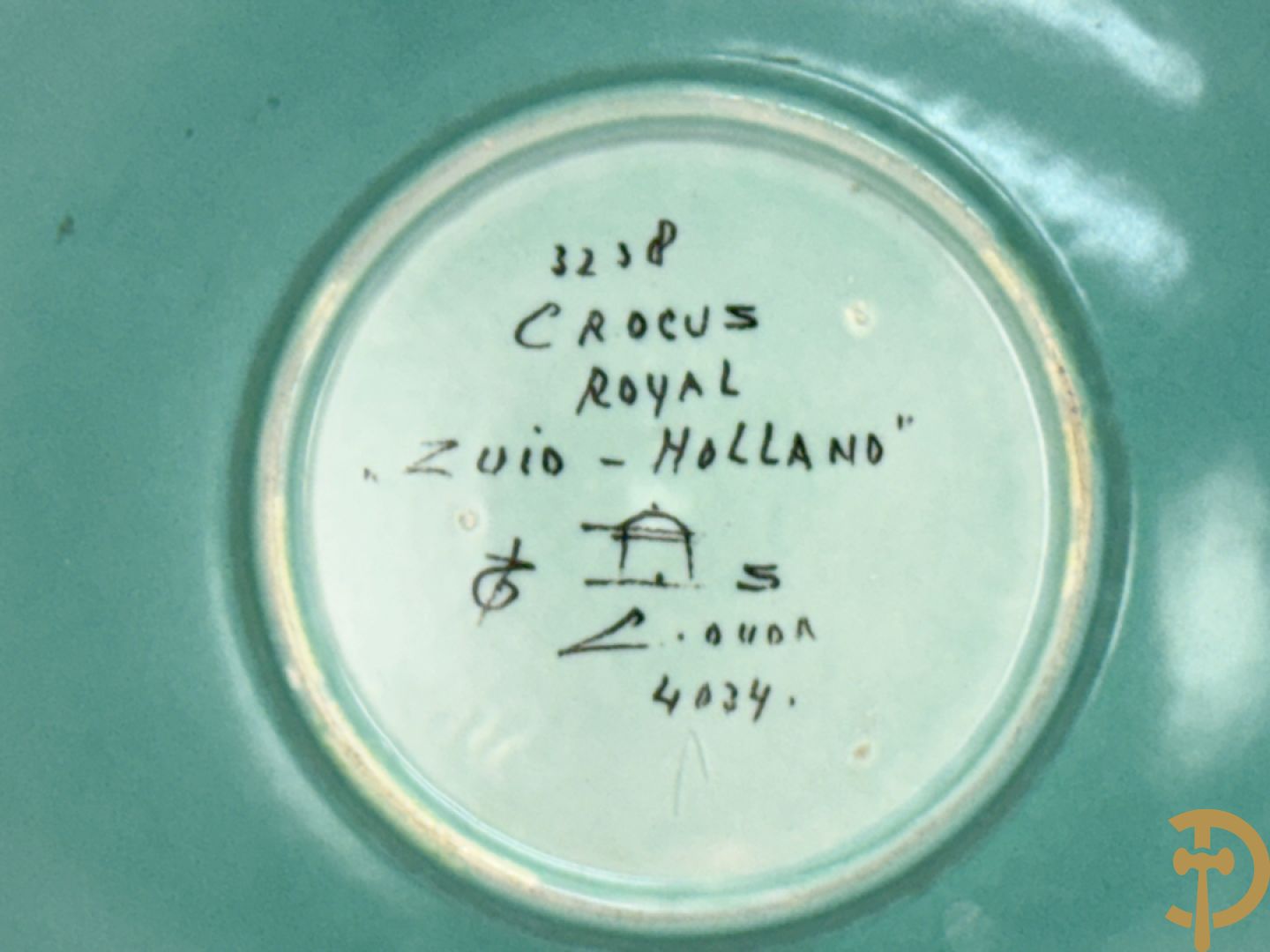 Drie borden in meerkleurige Gouda faience + kandelaar in Gouda faience + 2 vazen in Gouda + bonbonnière Gouda + vaasje Bergen