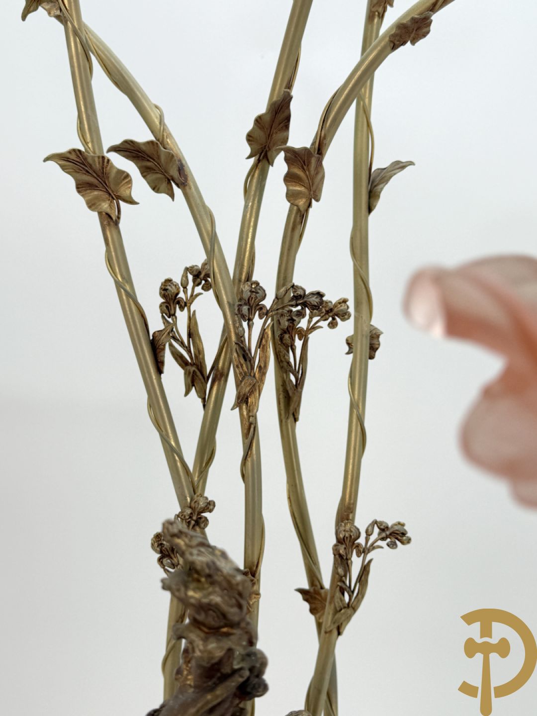 POITE getekend - Vuurverguld bronzen beeld van dame met kinderen houdende een toorts, achteraan 5 lichtpunten