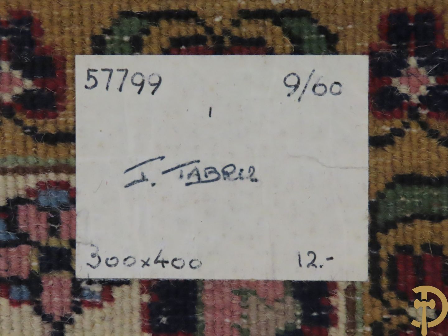 Oosters handgeknoopt tapijt met centraal medaillon en bloemenmotieven op rode fond, Tabriz