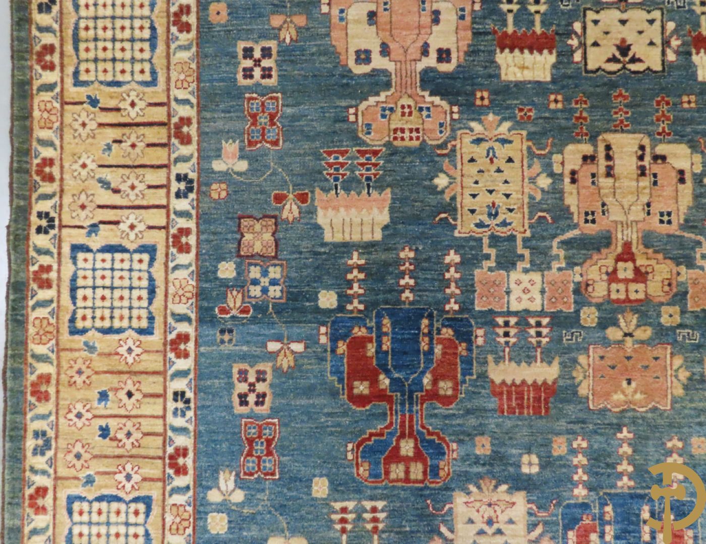 Oosters handgeknoopt tapijt met blauwe fond en geometrische bloemenmotieven