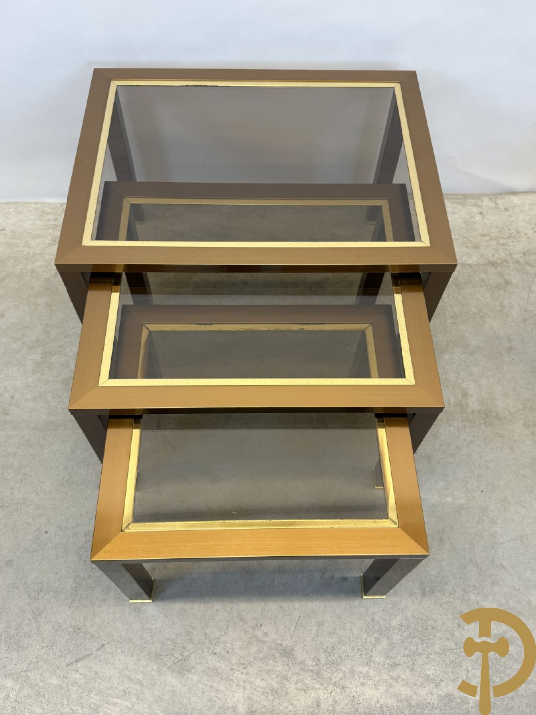 Wortelnotehouten sokkel, Mahay J.C. getekend + poef op koperen onderstel + 3 cigognetafels