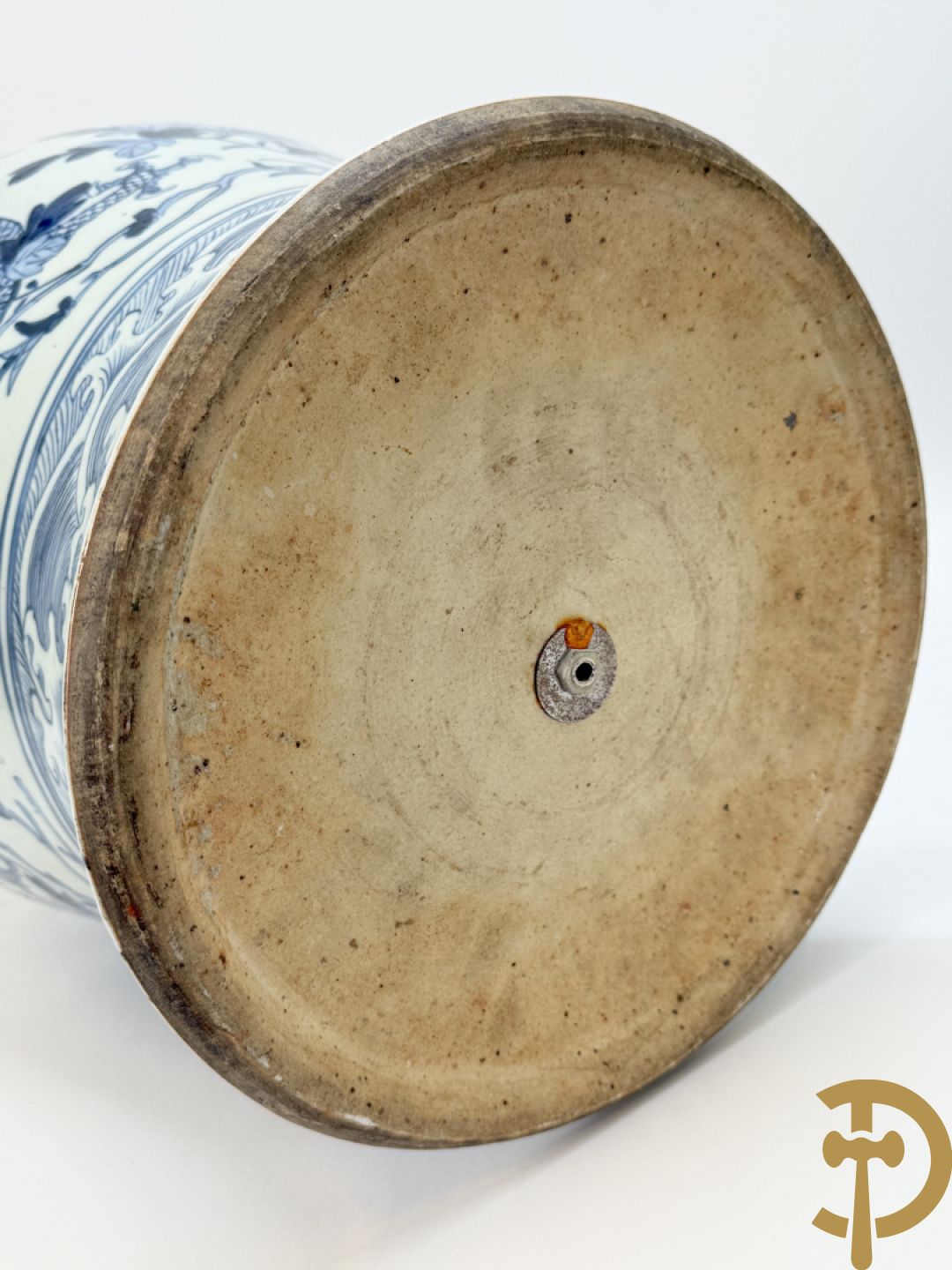 Paar Chinese blauw/witte porseleinen dekselvazen gedecoreerd met draken en bloemenmotieven, als lampadaire omgebouwd