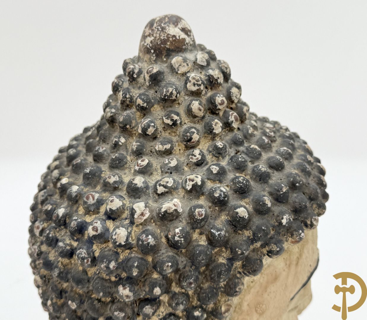 Handbeschilderd ijzeren boedhahoofd + vergulde houtgesculpteerde zittende boedha