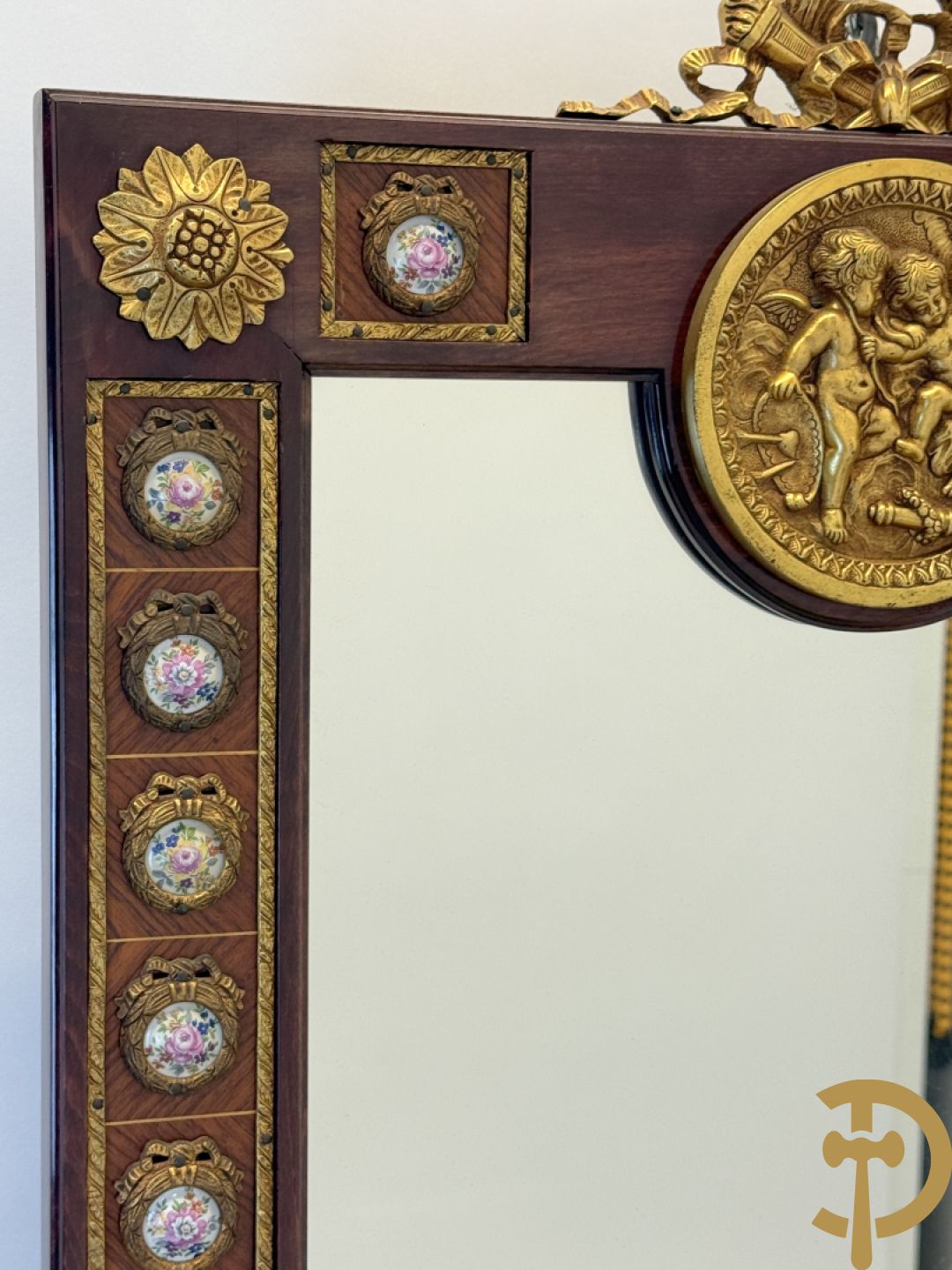 Notelaren console met porseleinen plakkettes met bloemen beschilderd en bronsbeslag + spiegel met porseleinen plakkettes