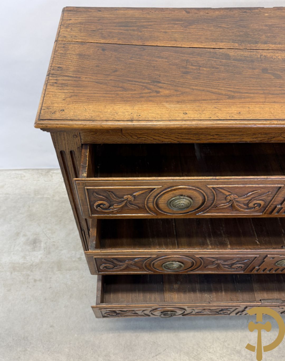 Massief eiken Louis XVI drieladencommode met gepanneleerde zijkanten en accanthusranken in de lades