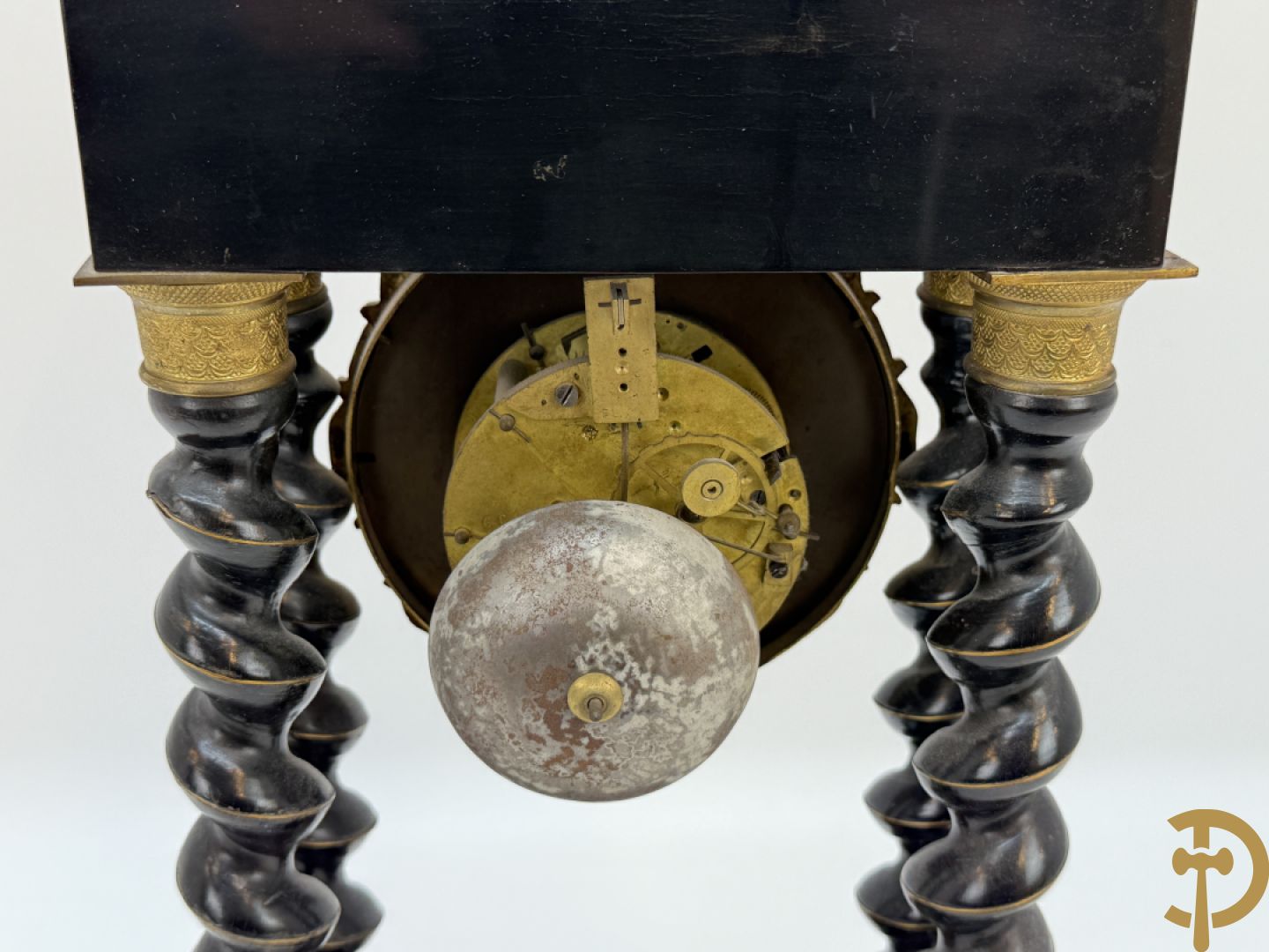 Napoleon III pendule met 4 getorste zuilen en koperinleg