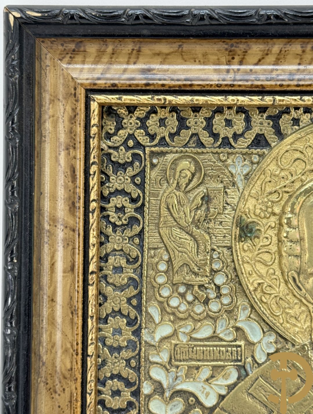 Russische koperen ikoon met voorstelling van Petrus met doek, deels geëmailleerd