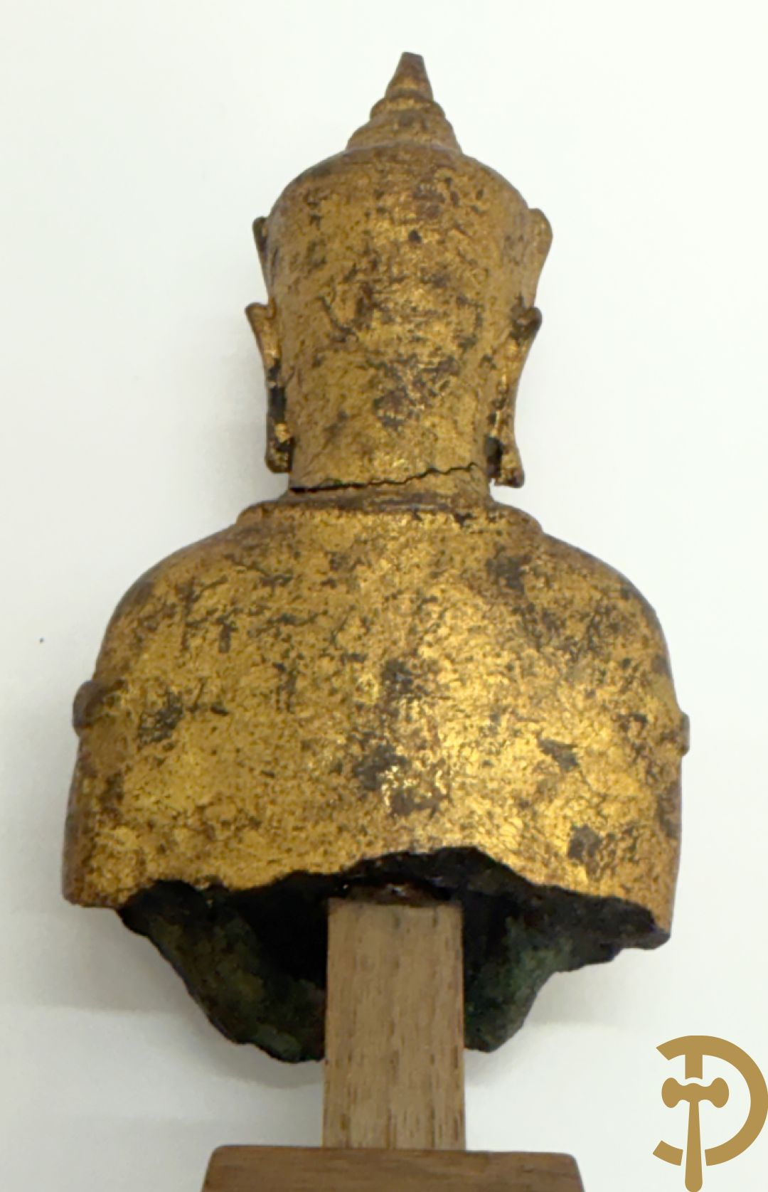 Bronzen zittende boedha in verloren was techniek + fragment van Tibetaans vergulde boedha + bronzen boedhahoofd op houten sokkel