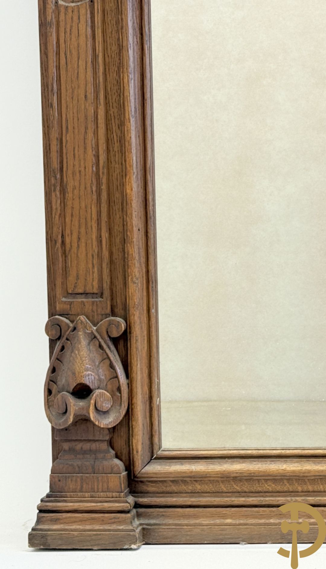 Massief eiken spiegel met knorrenlijst, hermen en Neo Renaissance sculptuur