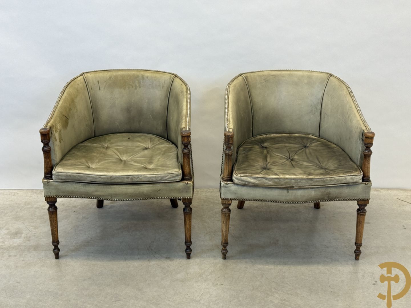 Twee kuipvormige lederen bergères