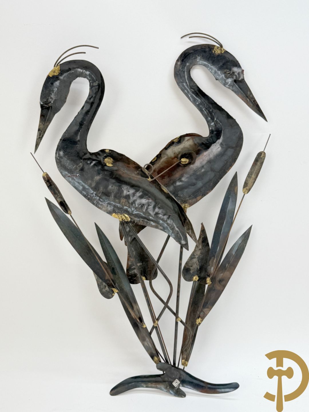 Paar vergulde metalen basreliefs met ooievaars en lisdoddes