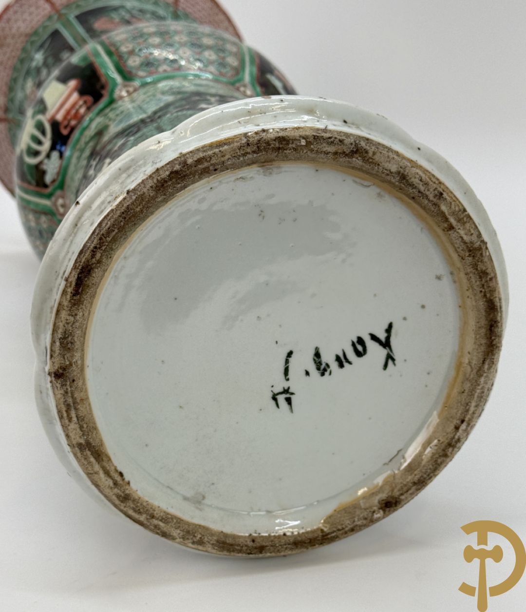 Antieke Chinese Gu vaas met geschenkendecor op zwarte fond