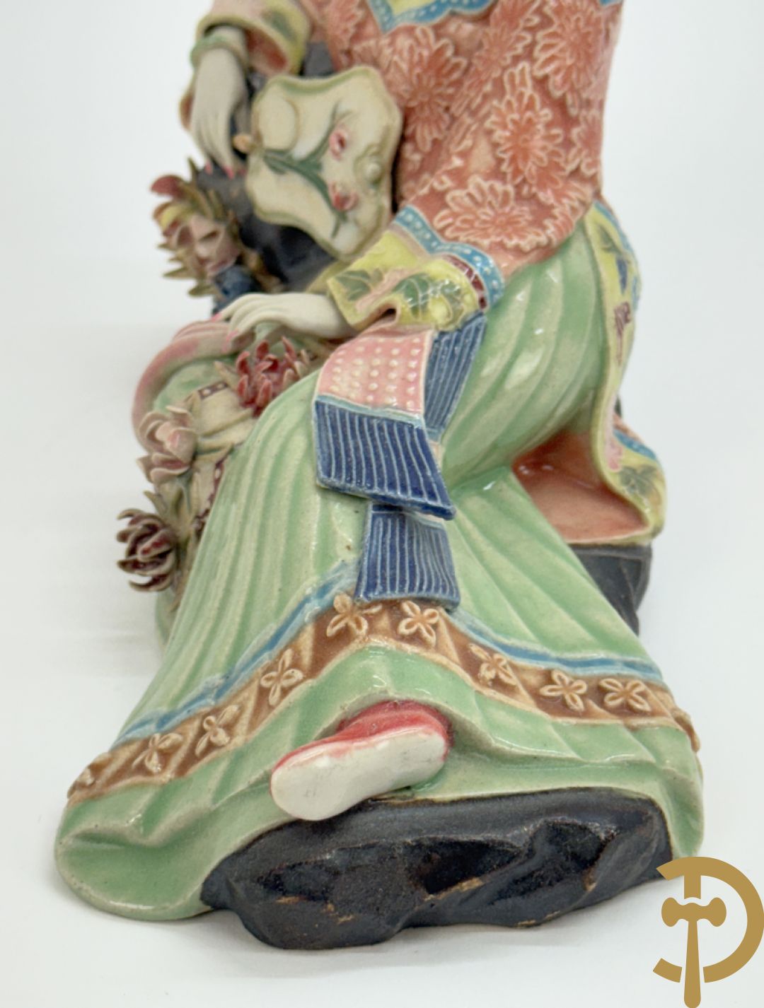 Japanse porseleinen liggende dame met waaier