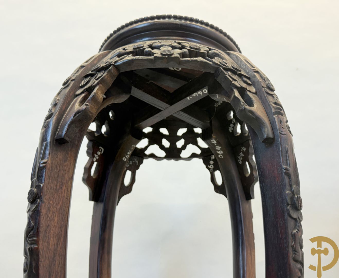 Paar hoge Chinese handgesculpteerde staanders met bloemen