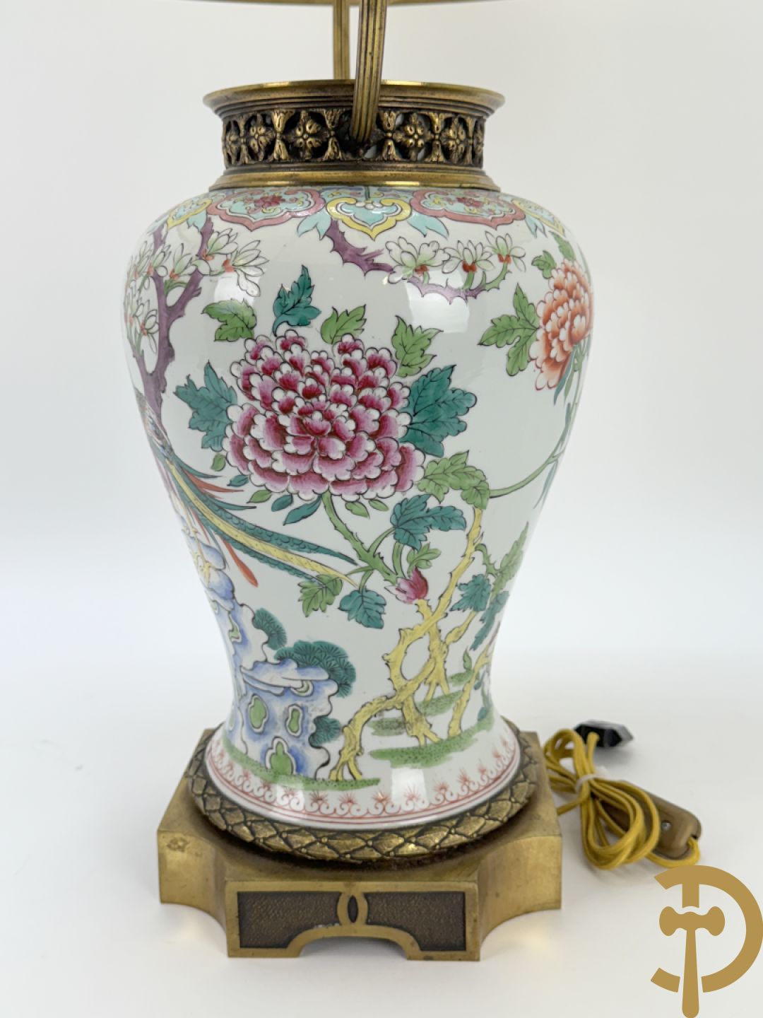 Porseleinen vaas met decor van vogels en pioenrozen, Samson, gemonteerd als lampadaire
