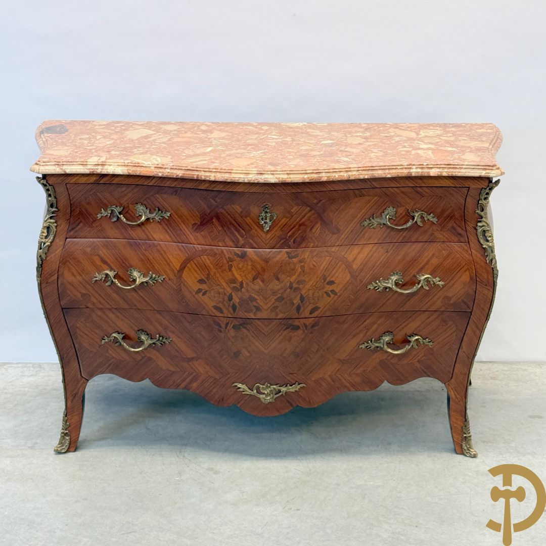 Notelaren gegalbeerde drieladencommode met bloemenmarquetterie en bezet met bronzen ornamenten, bovenaan met marmeren blad
