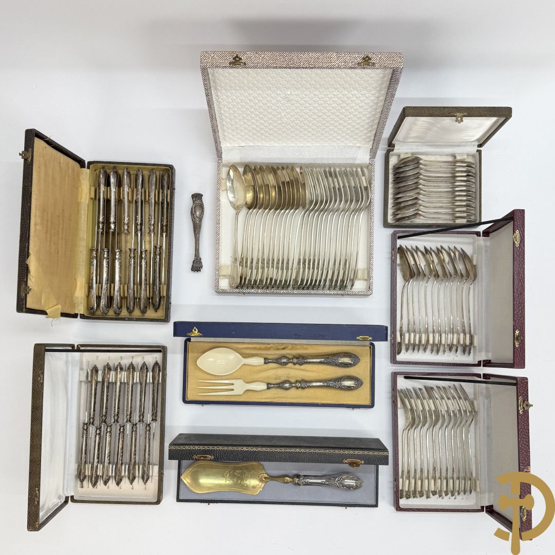 Massief zilveren bestek met Louis XV motieven bestaande uit 12 soeplepels (72 gram per stuk), 12 vorken (78 gram per stuk), 12 messen, 12 dessertvorken (47 gram per stuk), 12 dessertlepels (40 gram per stuk), 12 dessertmessen, 12 koffielepels (22 gram per stuk), slacouvert, taartschep en suikertang