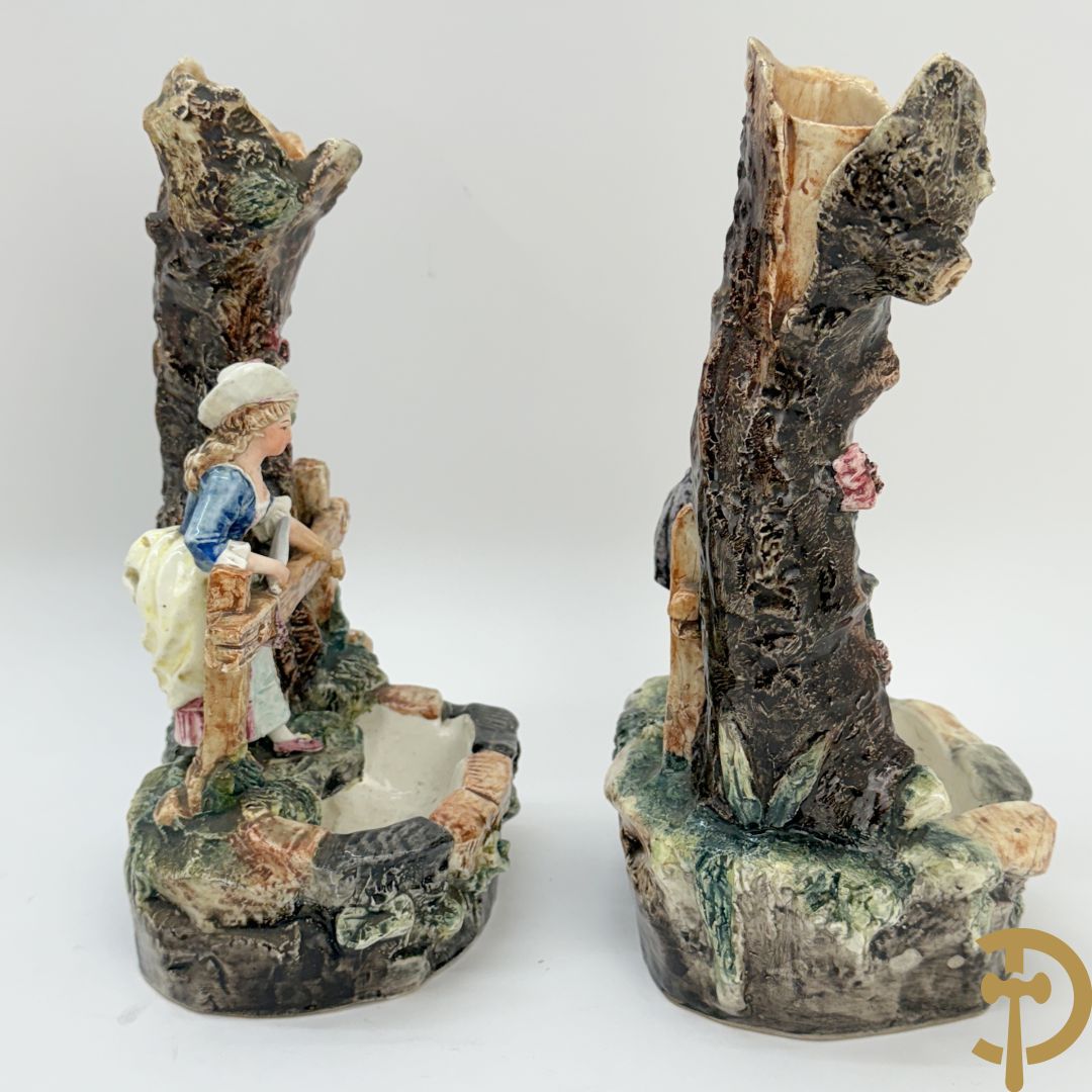 Twee Engelse meerkleurige keramieken sierstukken met personages + vier koppels Engelse biscuits + waterdrager in Royal Dux + 2 houtsculpturen