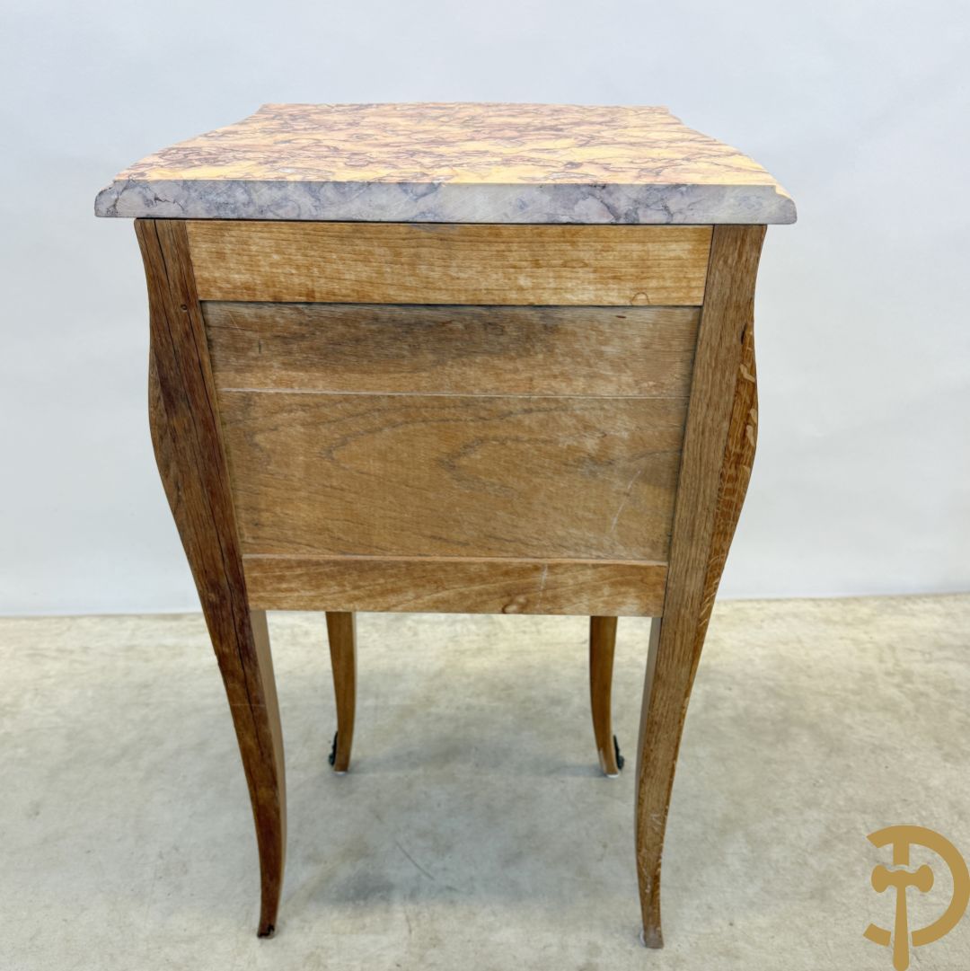 Paar notelaren bijzetkastjes met 2 lades en bezet met bronsbeslag, bovenaan met marmeren blad, op voluutvormige poten