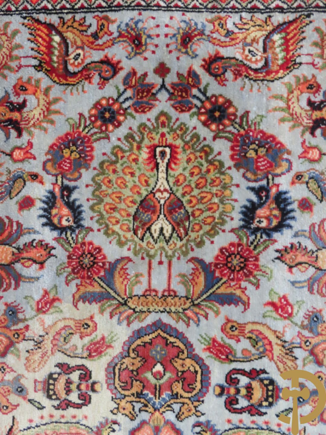 Oosters handgeknoopt tapijt zijde op katoen met bloemenpatronen, vogelmotieven en decor van amfoorvazen + Oosters handgeknoopt tapijt met decor van bloemen en amfoorvaas