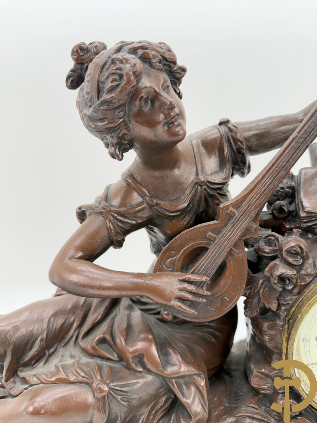 Driedelige zamak garnituur bestaande uit pendule 