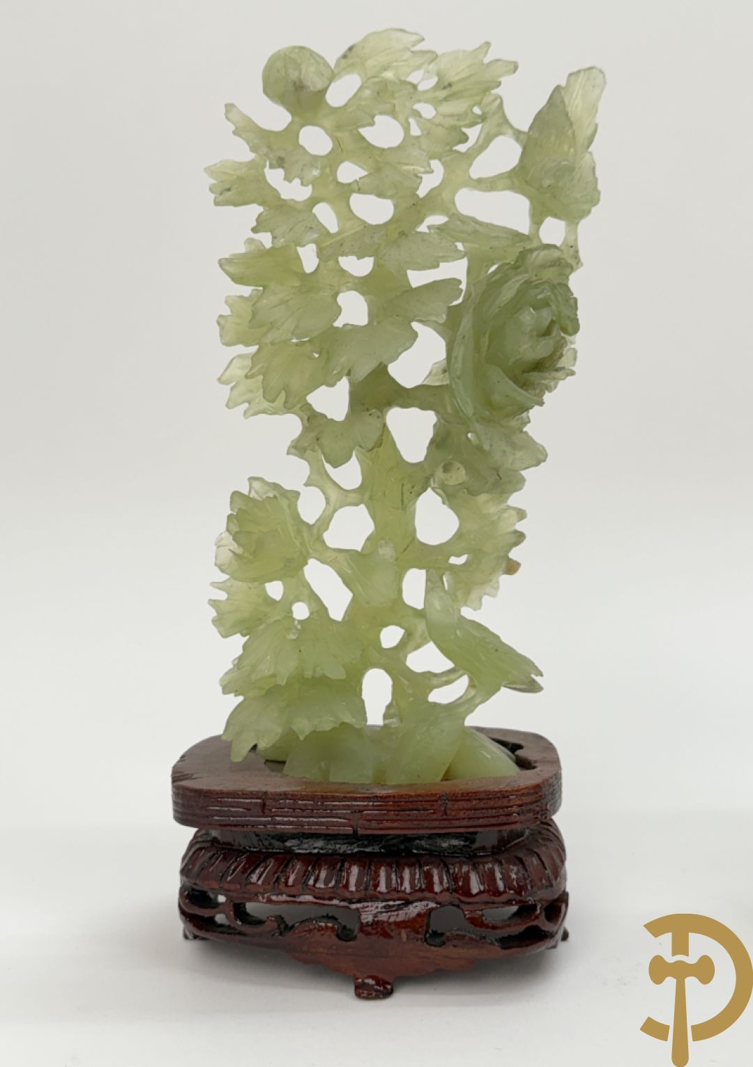 Drie jade sculpturen van vogels met bloemen op sokkel