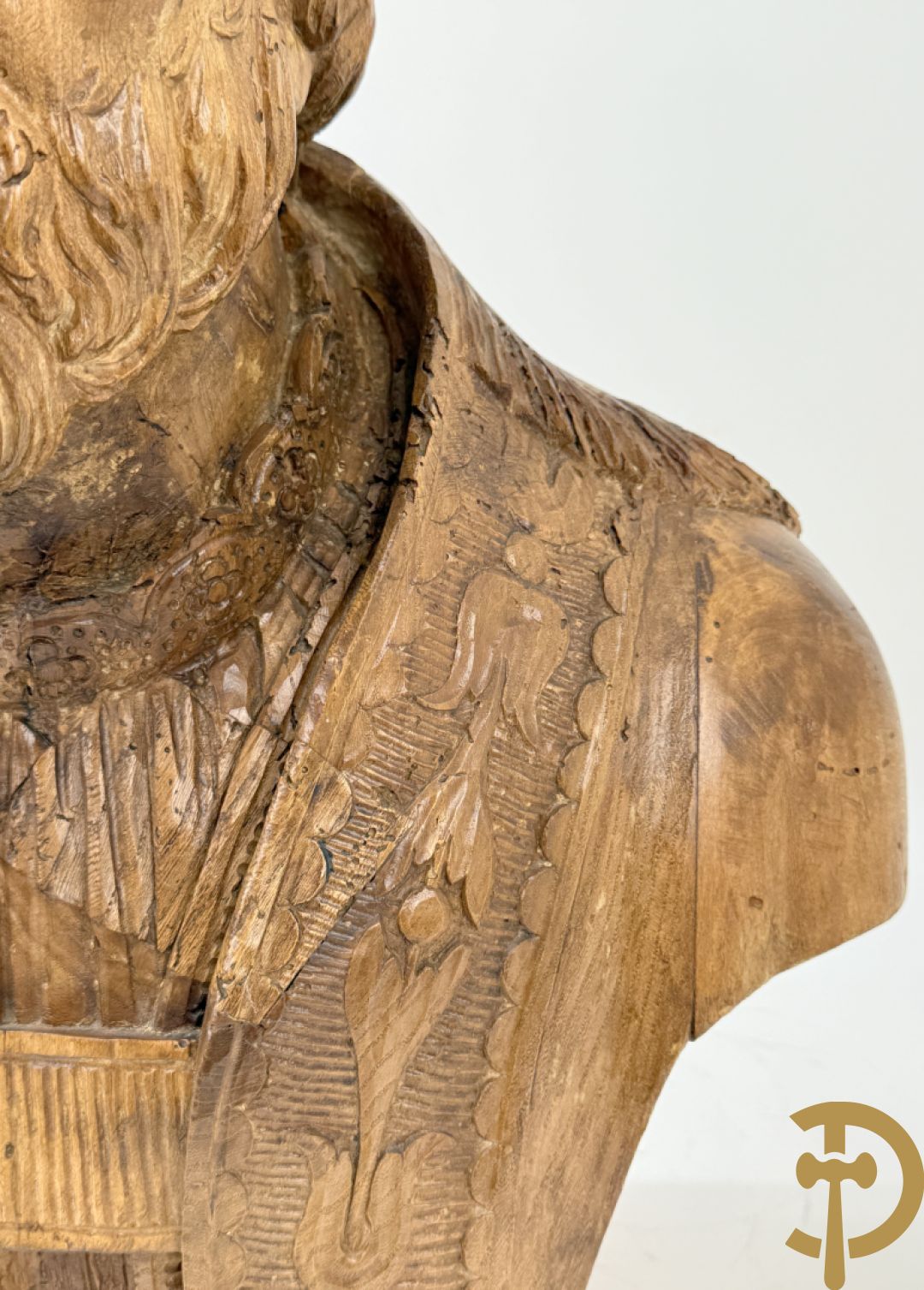 Houtgesculpteerde buste van Sint Elooi