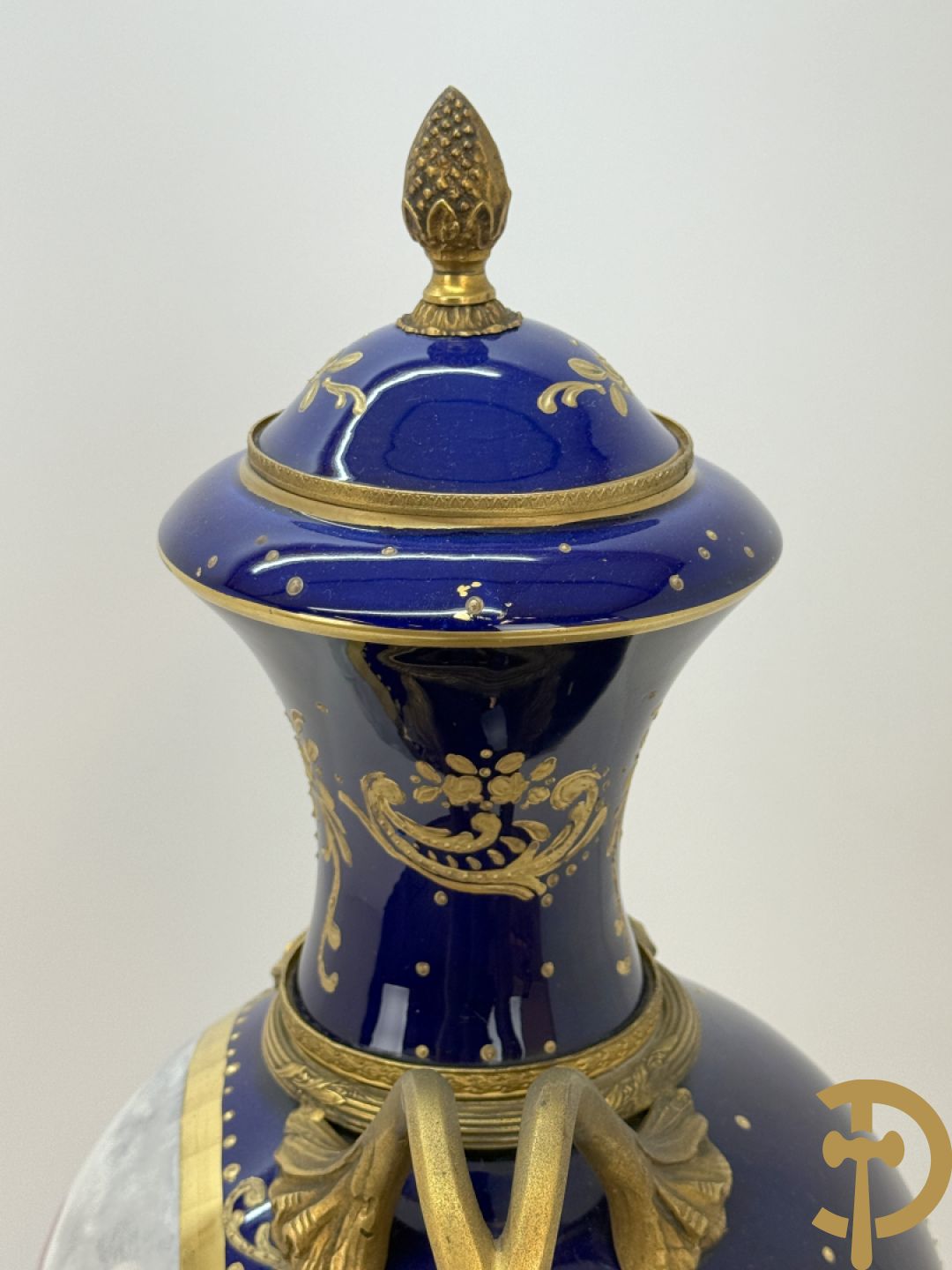 Paar Sèvres stijl vazen met bronzen oren en éénzijdig decor van cupido