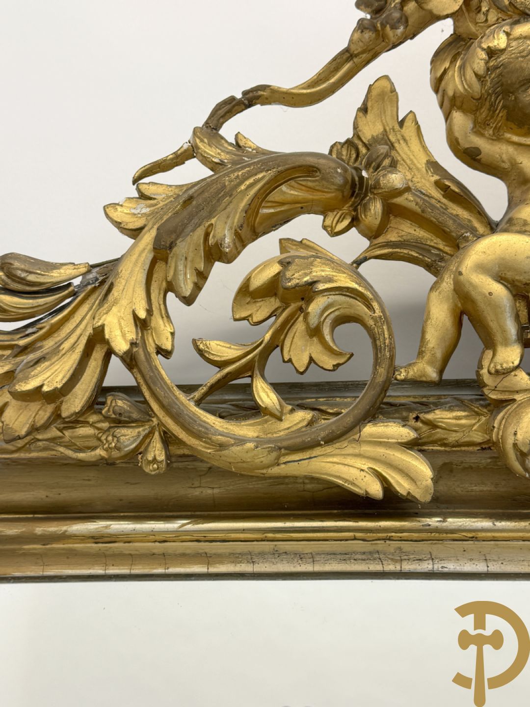 Grote vergulde hall spiegel bezet met troffee van cupido