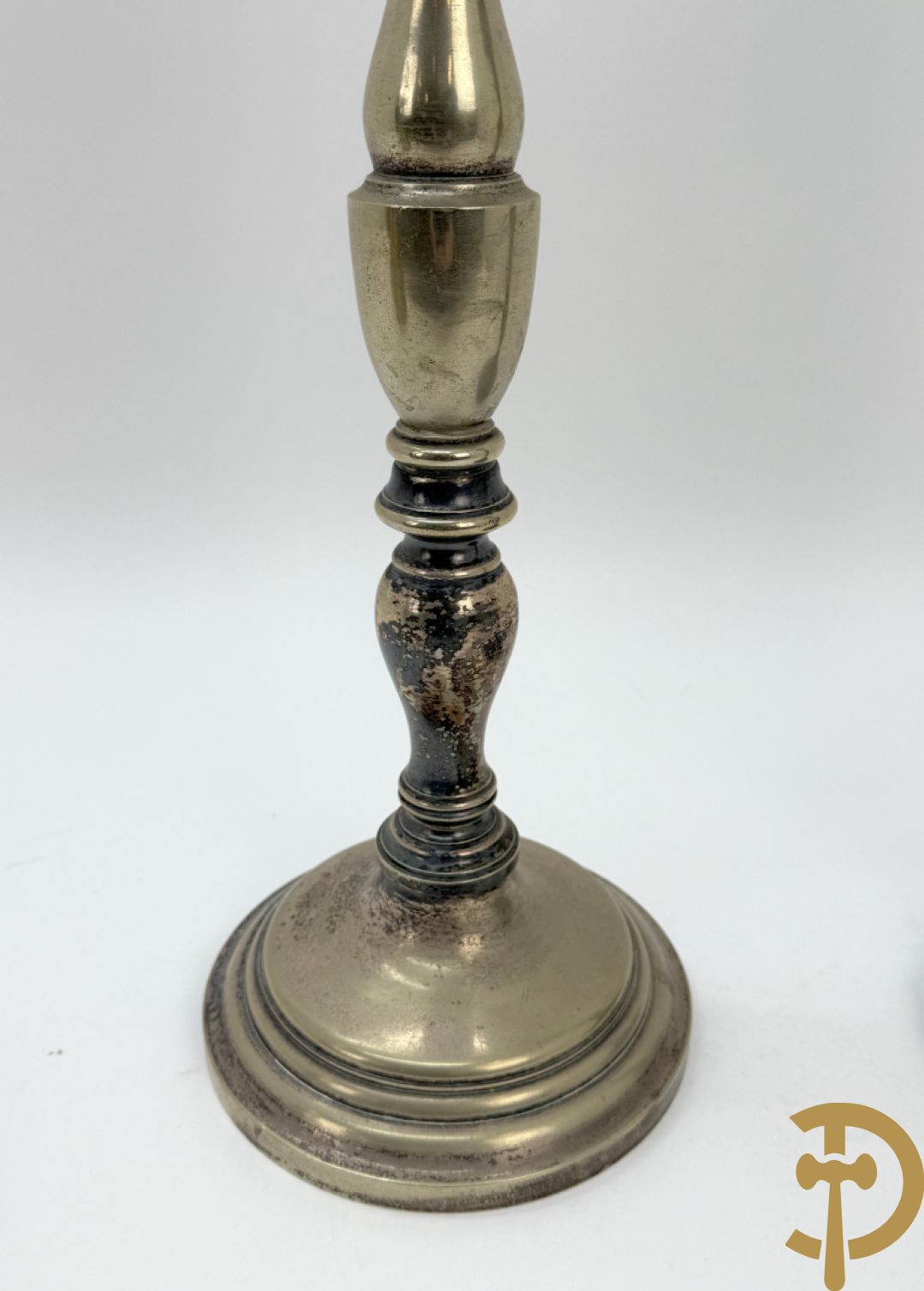 Paar antieke koperen kandelaars + paar metalen  zilverkleurige ballusterkandelaars