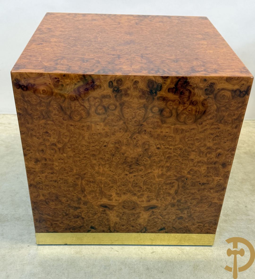 Wortelnotehouten sokkel, Mahay J.C. getekend + poef op koperen onderstel + 3 cigognetafels