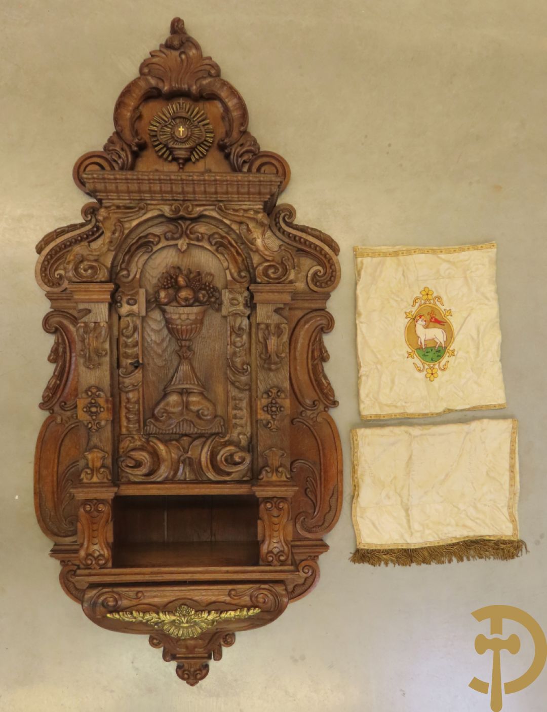 Massief eiken hangtabernakel + religieus brocaat