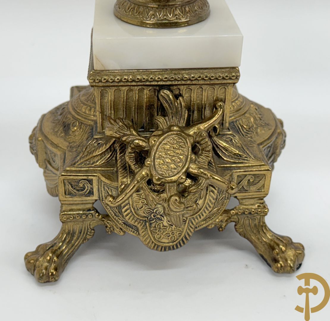 Driedelige koperen garnituur, centraal met harp geflankeerd door paar cupido