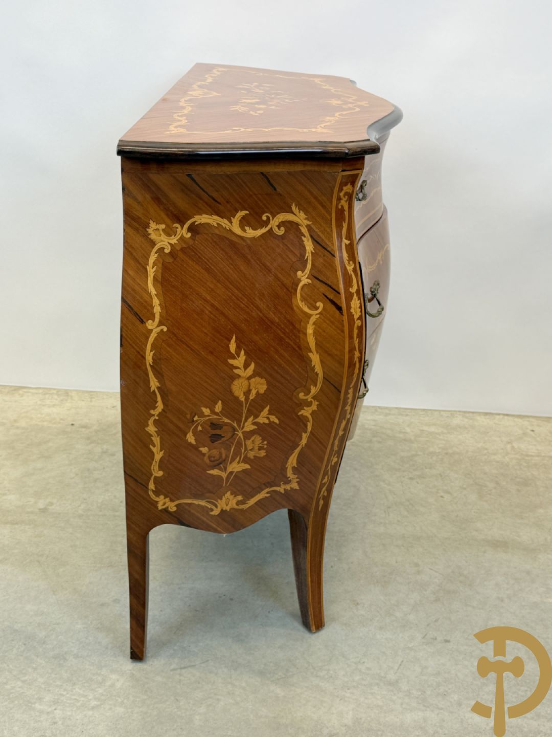 Gegalbeerde notelaren commode met 3 lades en bloemenmarketterie