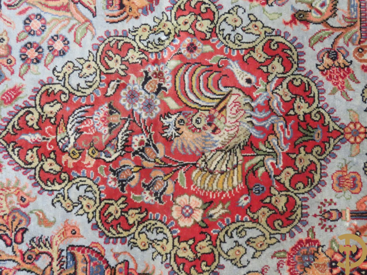 Oosters handgeknoopt tapijt zijde op katoen met bloemenpatronen, vogelmotieven en decor van amfoorvazen + Oosters handgeknoopt tapijt met decor van bloemen en amfoorvaas