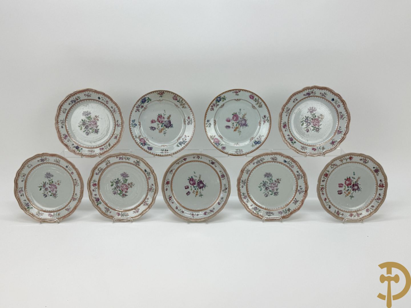 Negen Famille rose bordjes w.o. zes plat gekartelde, 1 diep gekartelde en 2 vlakke met bloementaferelen