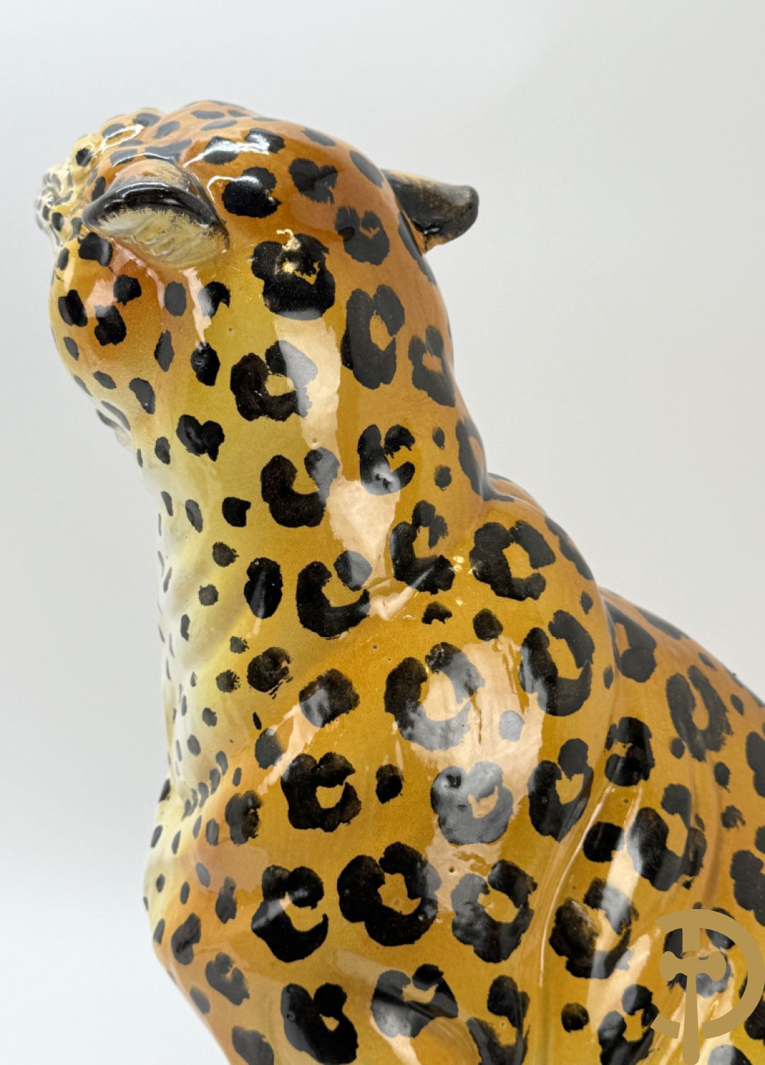 Vintage luipaard in meerkleurig geglazuurde faience met opengesperde bek
